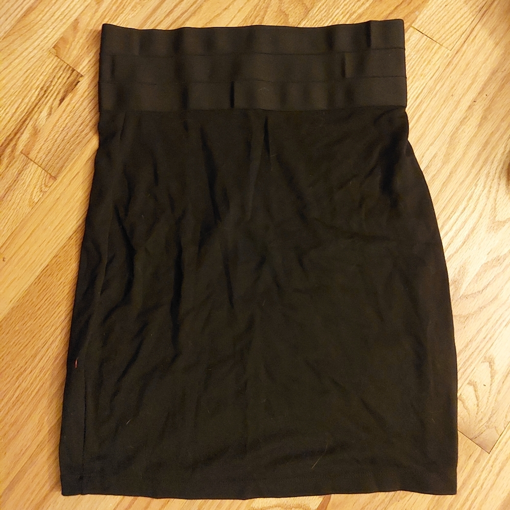 Black skirt that slims and stretches